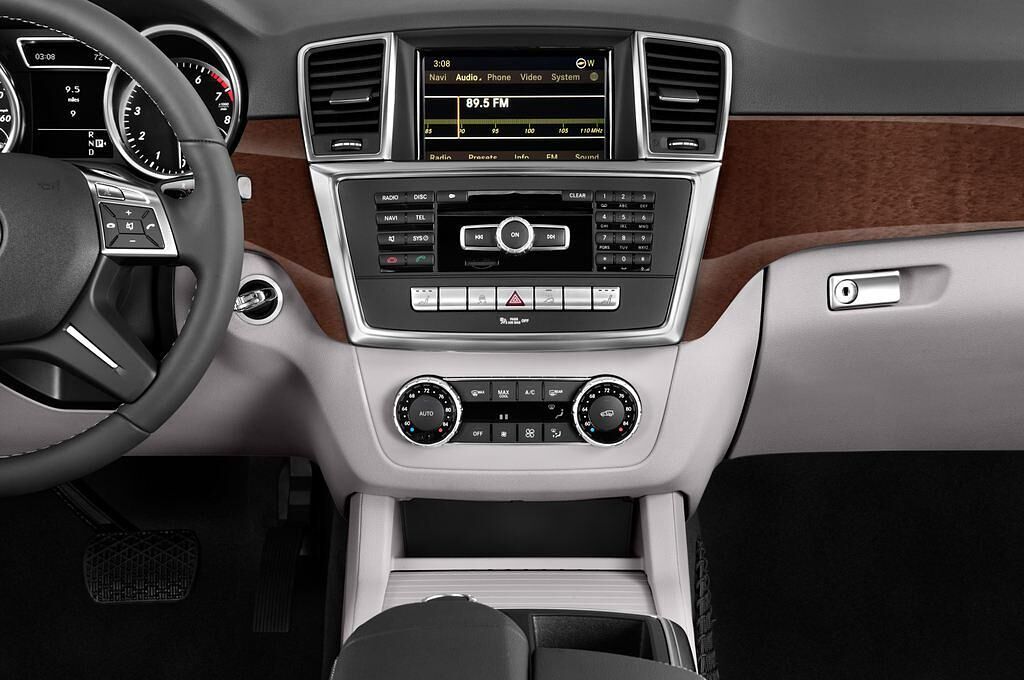 Mercedes M-Class (Baujahr 2012) - 5 Türen Mittelkonsole