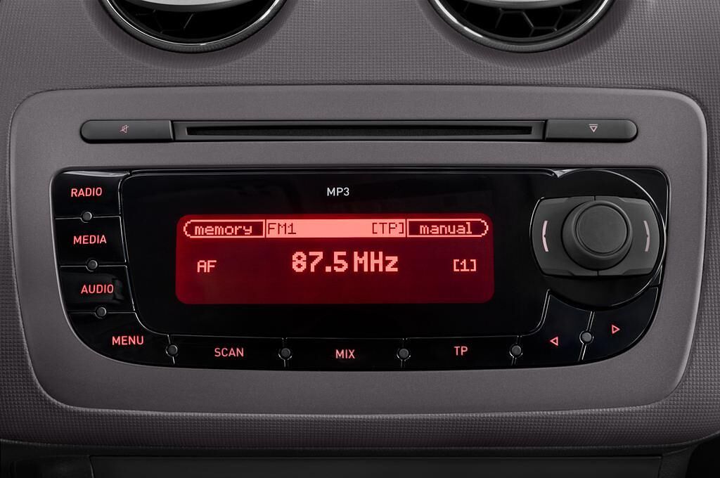 SEAT Ibiza (Baujahr 2013) Reference 5 Türen Radio und Infotainmentsystem