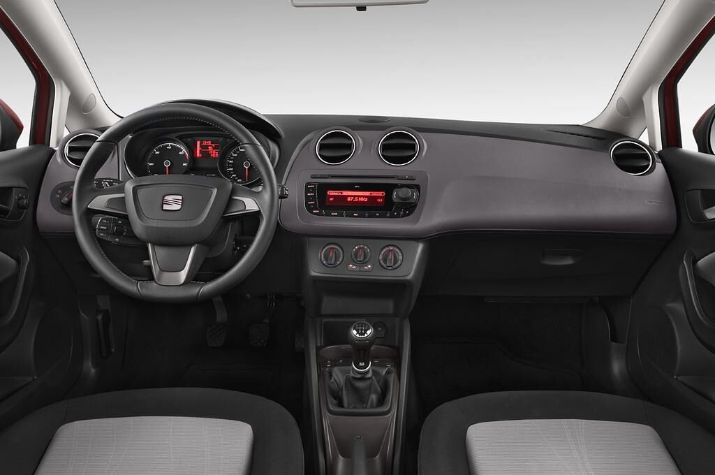 SEAT Ibiza (Baujahr 2013) Reference 5 Türen Cockpit und Innenraum