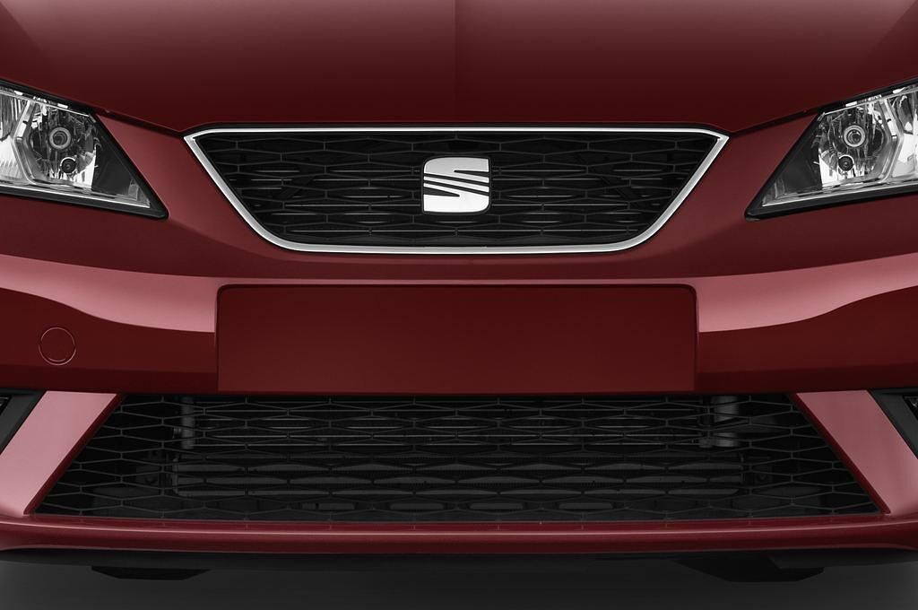 SEAT Ibiza (Baujahr 2013) Reference 5 Türen Kühlergrill und Scheinwerfer