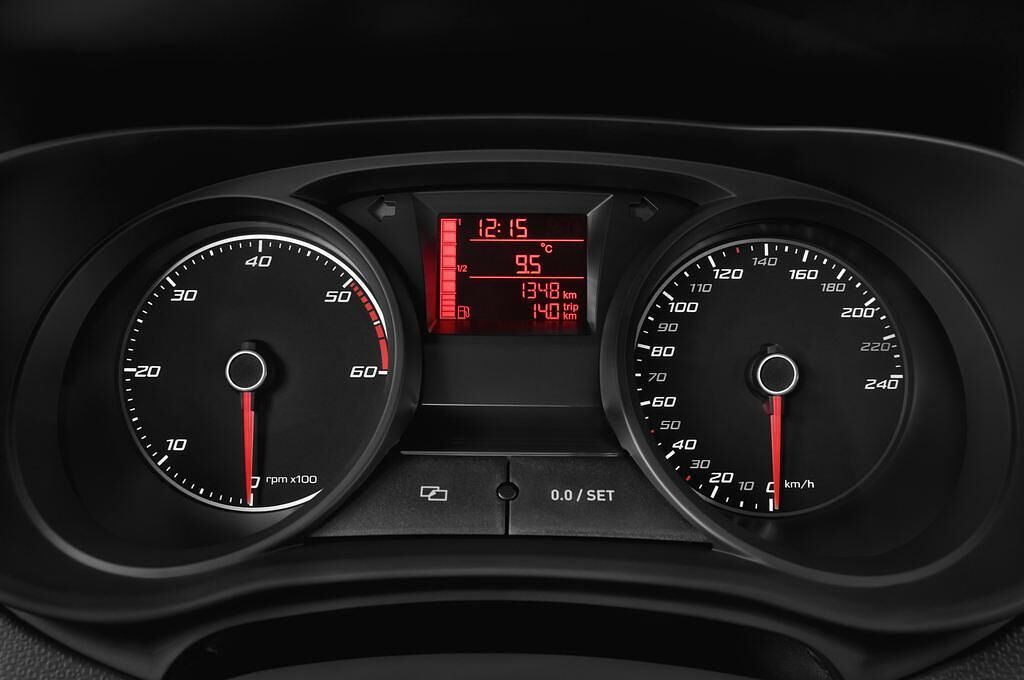 SEAT Ibiza (Baujahr 2013) Reference 5 Türen Tacho und Fahrerinstrumente