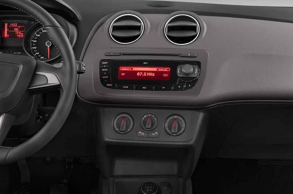 SEAT Ibiza (Baujahr 2013) Reference 5 Türen Mittelkonsole