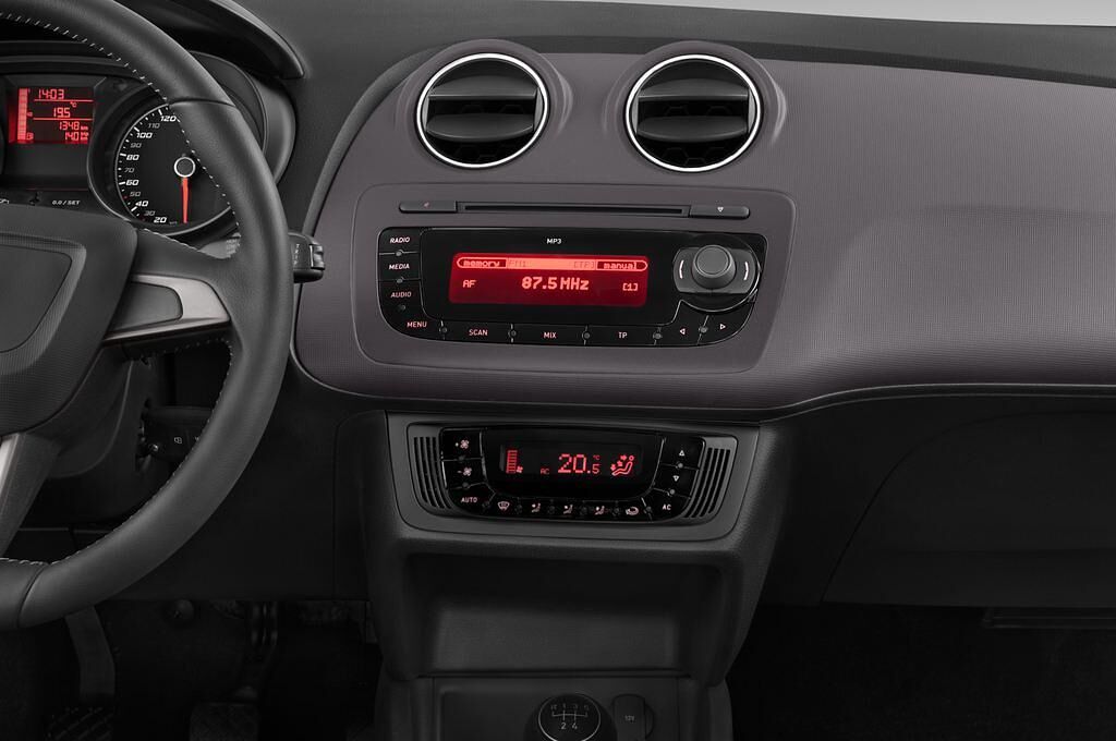 SEAT Ibiza SC (Baujahr 2013) Reference 3 Türen Mittelkonsole
