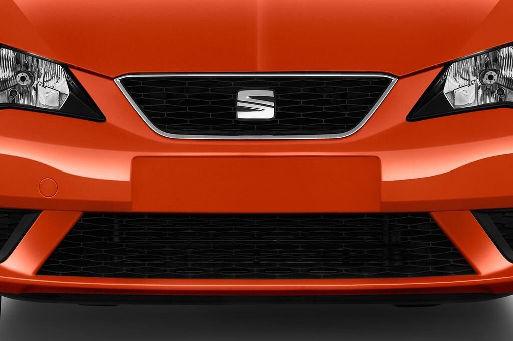 SEAT Ibiza SC (Baujahr 2016) Reference 3 Türen Kühlergrill und Scheinwerfer