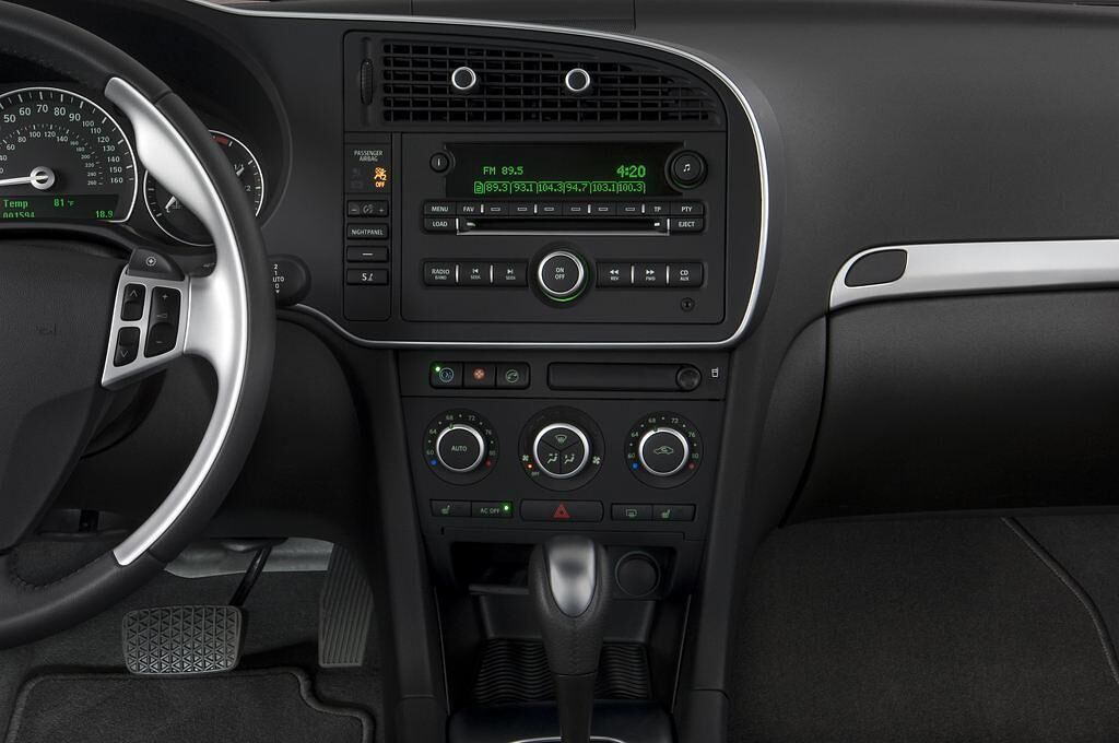 Saab 9-3 Sport Sedan (Baujahr 2010) Aero 4 Türen Mittelkonsole