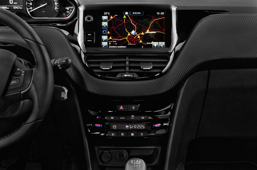 Peugeot 208 (Baujahr 2015) Allure 5 Türen Mittelkonsole