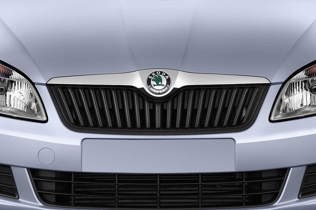Skoda Roomster (Baujahr 2013) Active 5 Türen Kühlergrill und Scheinwerfer
