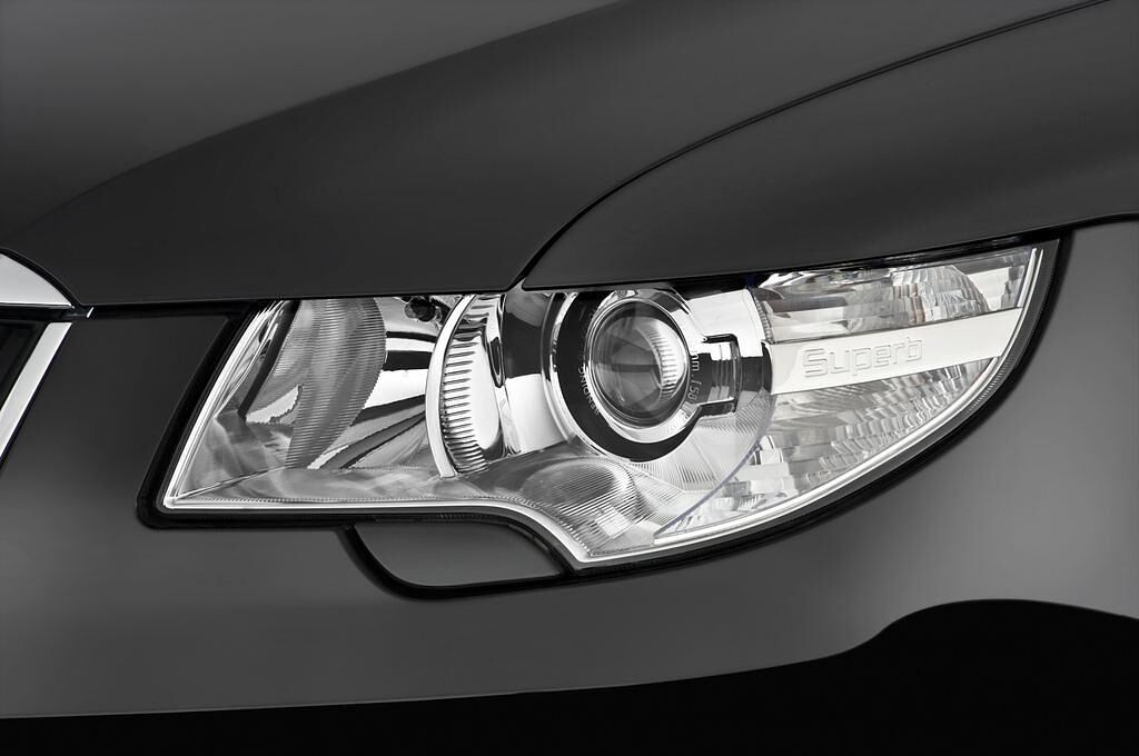 Skoda Superb (Baujahr 2009) Elegance 4 Türen Scheinwerfer