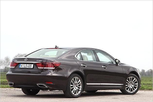 Der normale LS 460 hat Hinterradantrieb, eine AWD-Version gibt es für etwa 4.000 Euro Aufpreis