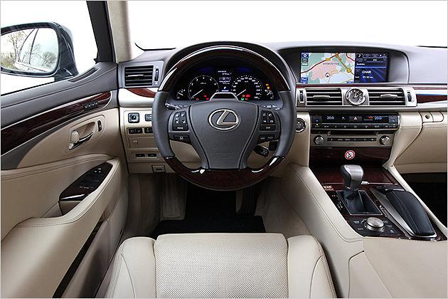 Cockpit: Edle Materialien, aber etwas zusammengewürfelt