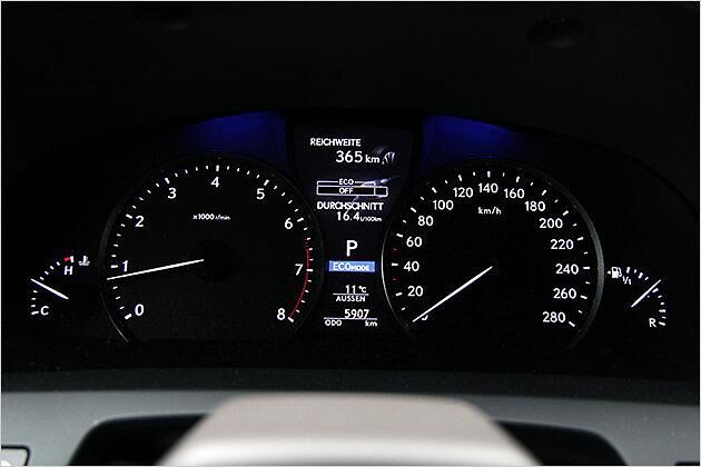 Instrumente: In Optitron-Technik und je nach Modus unterschiedlicher Beleuchtung (hier blau für den Eco-Modus)