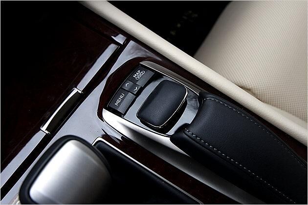 Kreuzung aus Joystick und Drehrad: Mit dem Steuerelement zwischen den Schaltern und der lederbezogenen Armauflage wird das Infotainmentsystem bedient