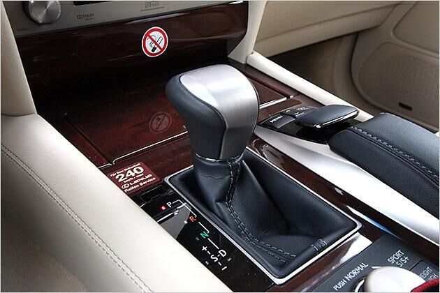 Für die Kraftübertragung sorgt im LS 460 eine Achtgangautomatik. Schaltwippen gibt es dafür aber nur in der Variante F-Sport
