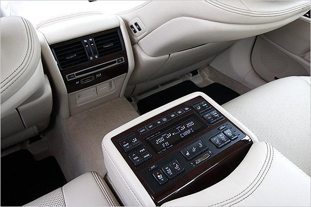 In der Mittelkonsole gibt es Schalter für Audio- und Klimasystem sowie für die elektrische Sitzverstellung, -heizung und -belüftung (Serie bei Luxury Line)