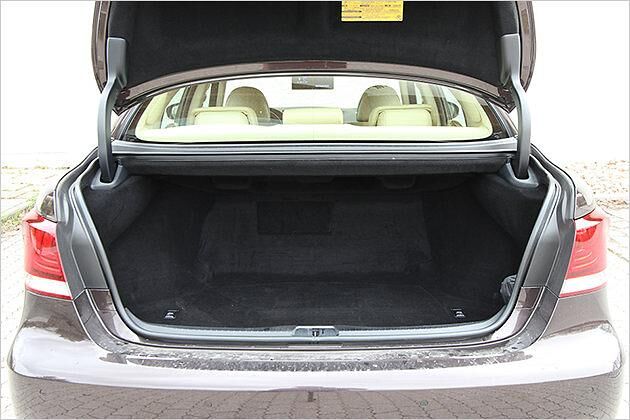 Der Kofferraum ist groß, doch die Rücksitze lassen sich nicht umlegen - bei vielen anderen Stufenhecklimousinen geht das zumindest optional