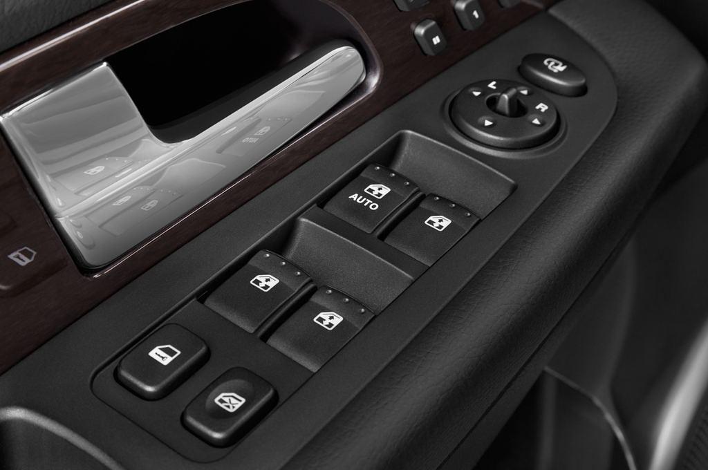 Ssangyong Rexton W (Baujahr 2013) Sapphire 5 Türen Bedienungselemente Tür