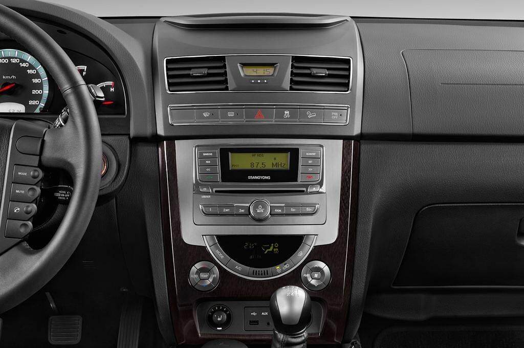 Ssangyong Rexton W (Baujahr 2013) Sapphire 5 Türen Mittelkonsole