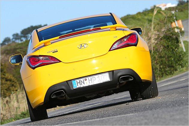 Die V6-Variante ist am Heckflügel auf der Kofferraumklappe zu erkennen