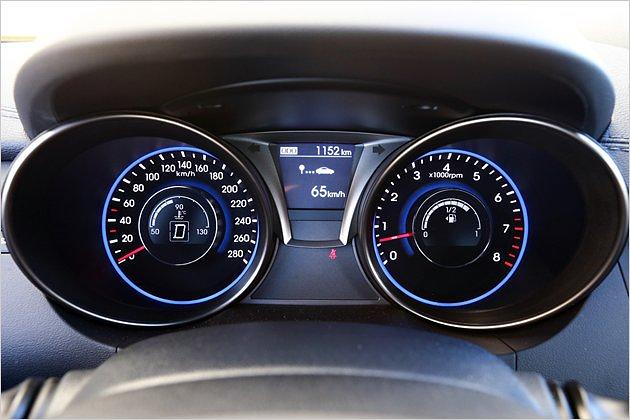 Tacho und Drehzahlmesser stecken in Röhren und sind blau hinterleuchtet