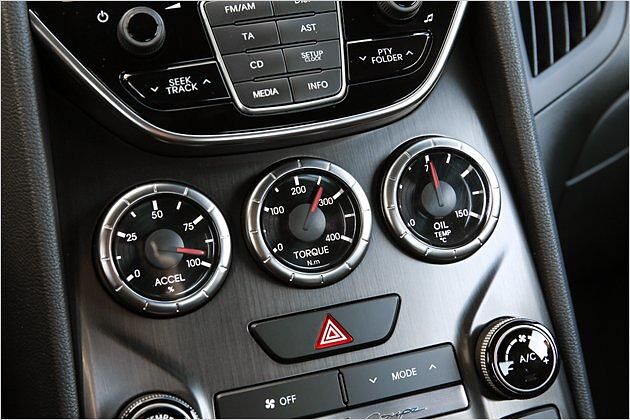 In der Mittelkonsole sind drei zusätzliche Rundinstrumente untergebracht