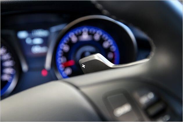 Die Automatik lässt sich auch manuell über Schaltwippen am Lenkrad bedienen