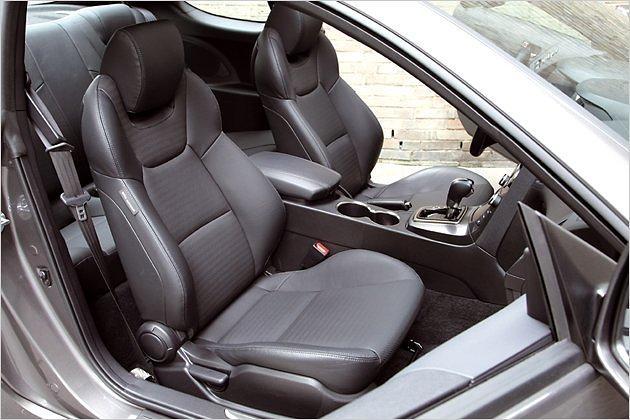 Elektrisch verstellbare Ledersitze gehören zum Serienumfang