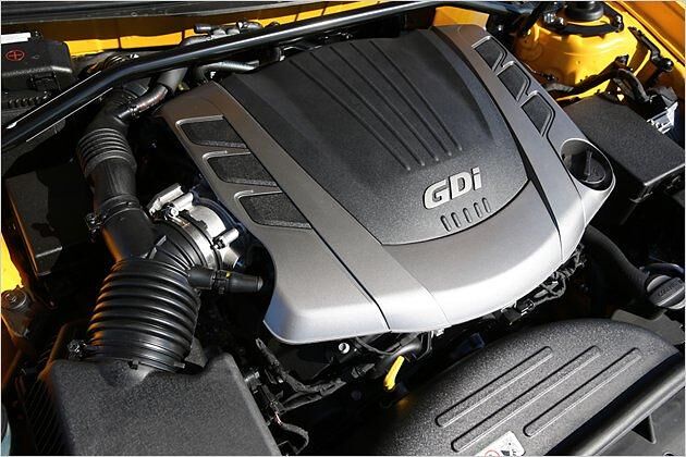 Der V6-Motor holt aus 3,8 Liter Hubraum 347 PS