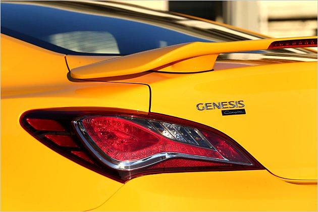 Die Rückleuchten laufen spitz Richtung Mitte zusammen