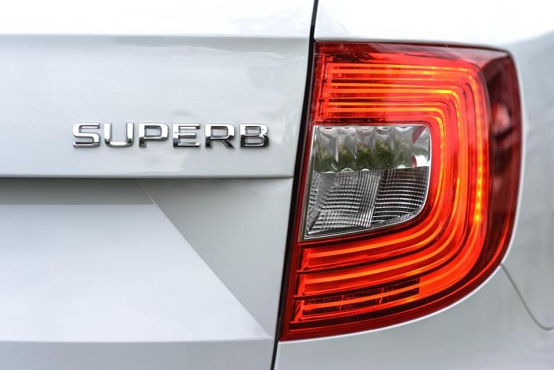 Die LED-Rückleuchte des Skoda Superb Combi