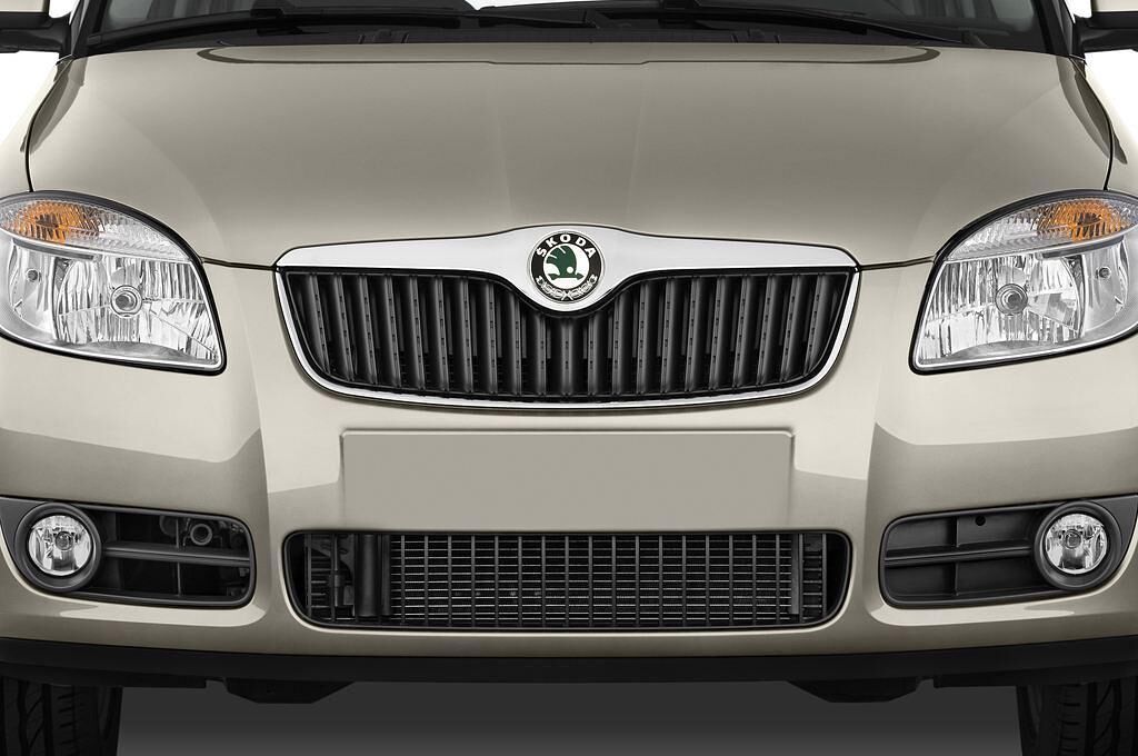 Skoda Fabia (Baujahr 2009) Elegance 5 Türen Kühlergrill und Scheinwerfer