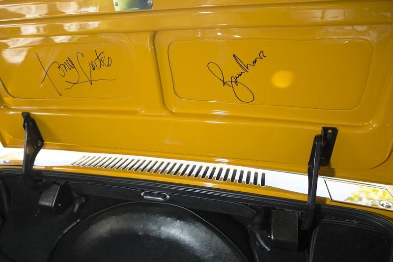 Die Original-Unterschriften von Tony Curtis und Roger Moore