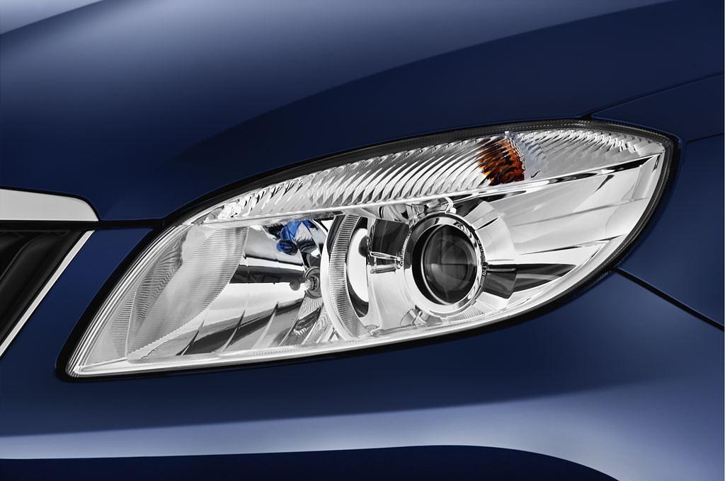Skoda Fabia (Baujahr 2013) Elegance 5 Türen Scheinwerfer
