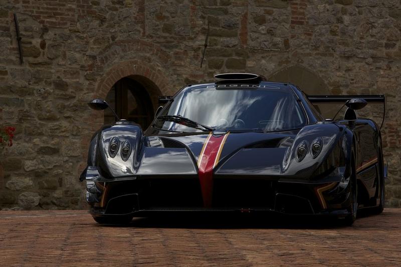 Wie bei Formel-1-Boliden, kann der Fahrer des Zonda Revolucion per Knopfdruck den Heckflügel verstellen und zwischen minimalen und maximalen Anpressdruck wählen.