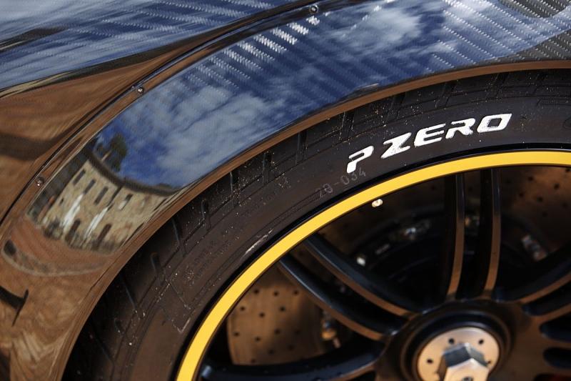 Neue Carbon-Keramik-Bremsscheiben garantieren eine ebenso knackige wie standfeste Verzögerung