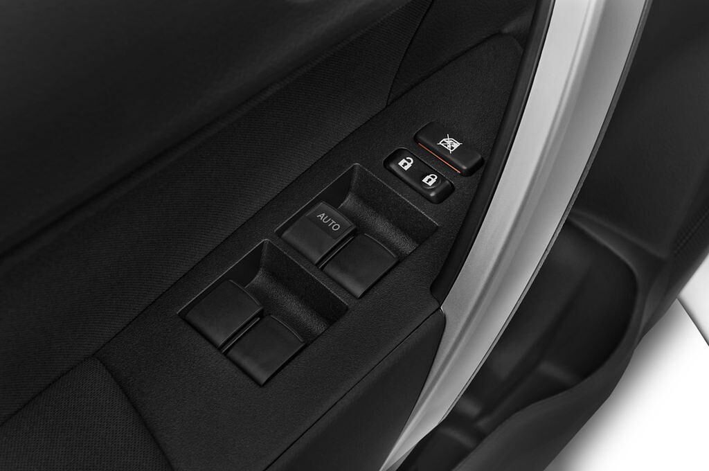 Toyota Corolla (Baujahr 2015) Comfort 4 Türen Bedienungselemente Tür