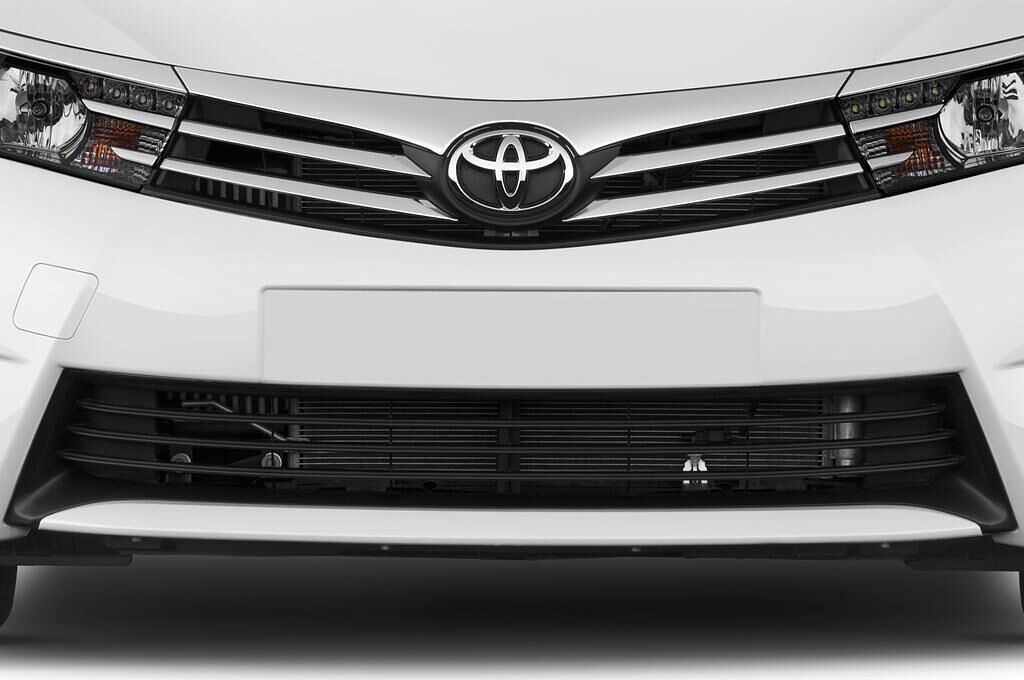 Toyota Corolla (Baujahr 2015) Comfort 4 Türen Kühlergrill und Scheinwerfer