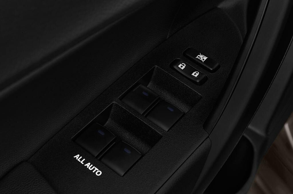 Toyota Corolla (Baujahr 2017) Comfort 4 Türen Bedienungselemente Tür