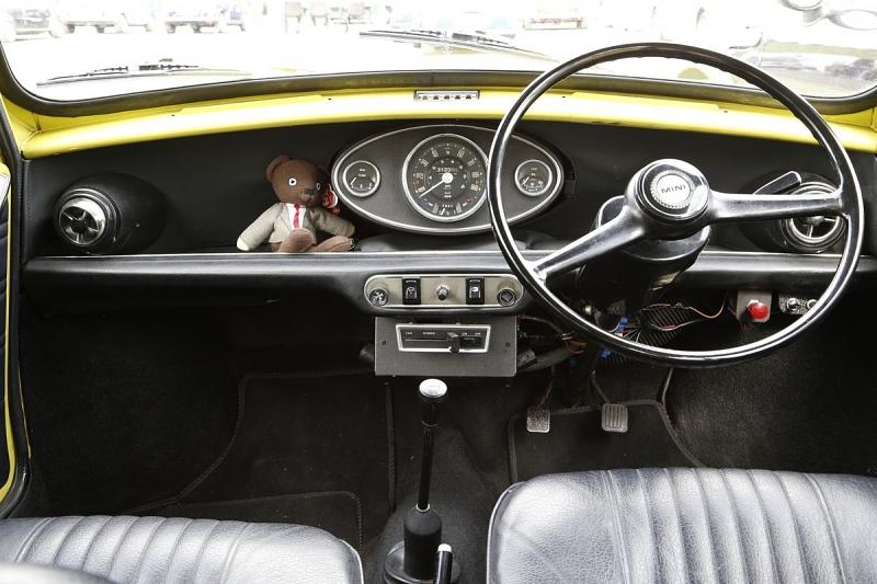 Das Cockpit des BMC Mini MK III mit dem zentralen Tacho