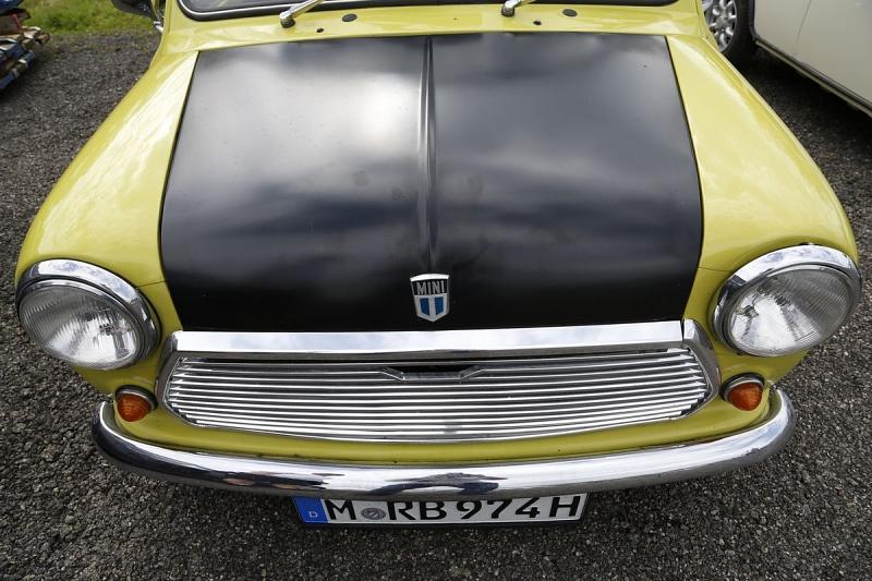 Der BMC Mini MK III Mr. Bean hat eine schwarze Motorhaube. Die Farbe heisst Citron.