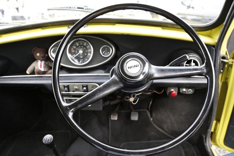 Das riesige Lenkrad mit dem dünnen Kranz lassen einen instinktiv nach eine Kubel tasten