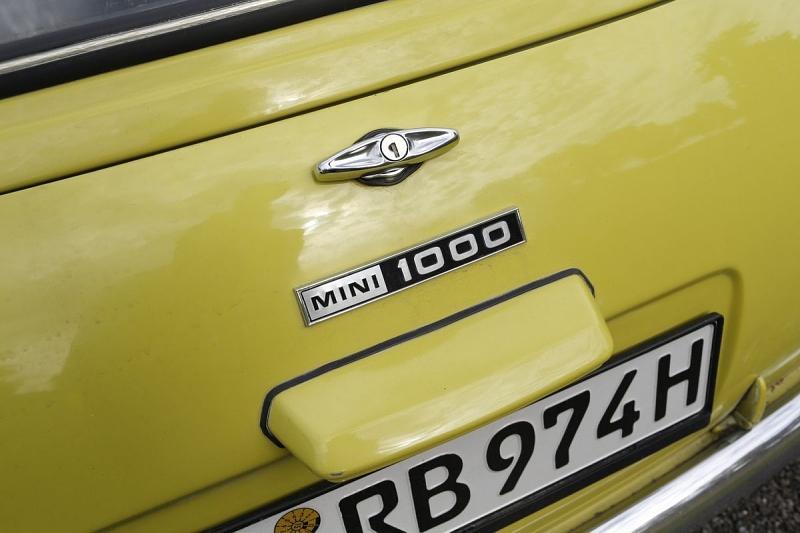 Die Zahl auf dem Kofferraumdeckel trügt. In Wirklichkeit hat der Motor weniger als 1.000 ccm Hubraum.