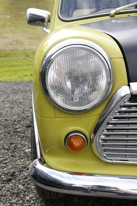 Auch der BMC Mini MK III hat die klassischen Rundscheinwerfer