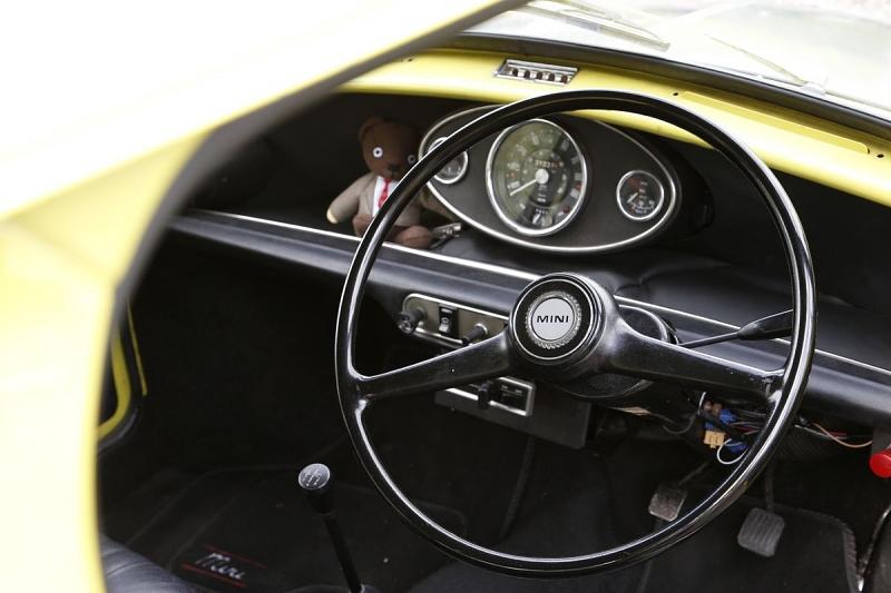 Die MK (Mark) III Serie des englischen Flitzers hatte im Vergleich zu seinem Vorgänger innenliegende Türscharniere und Kurbelfenster