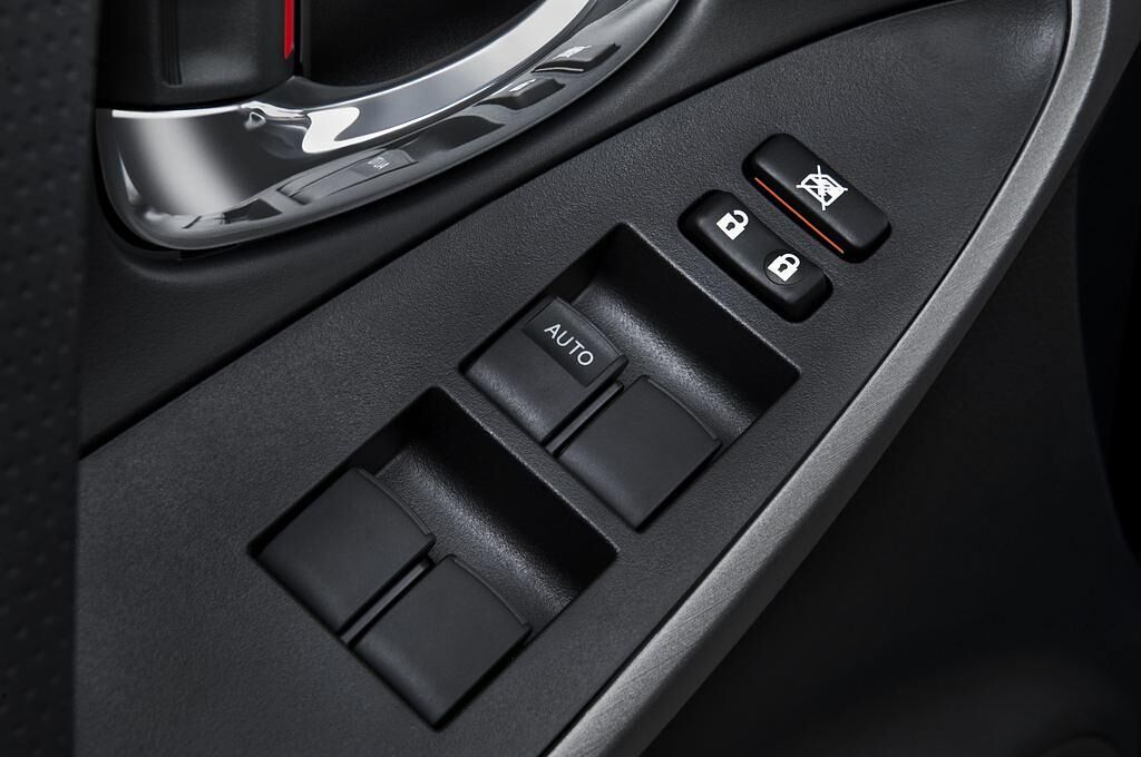 Toyota RAV4 (Baujahr 2010) Life 5 Türen Bedienungselemente Tür