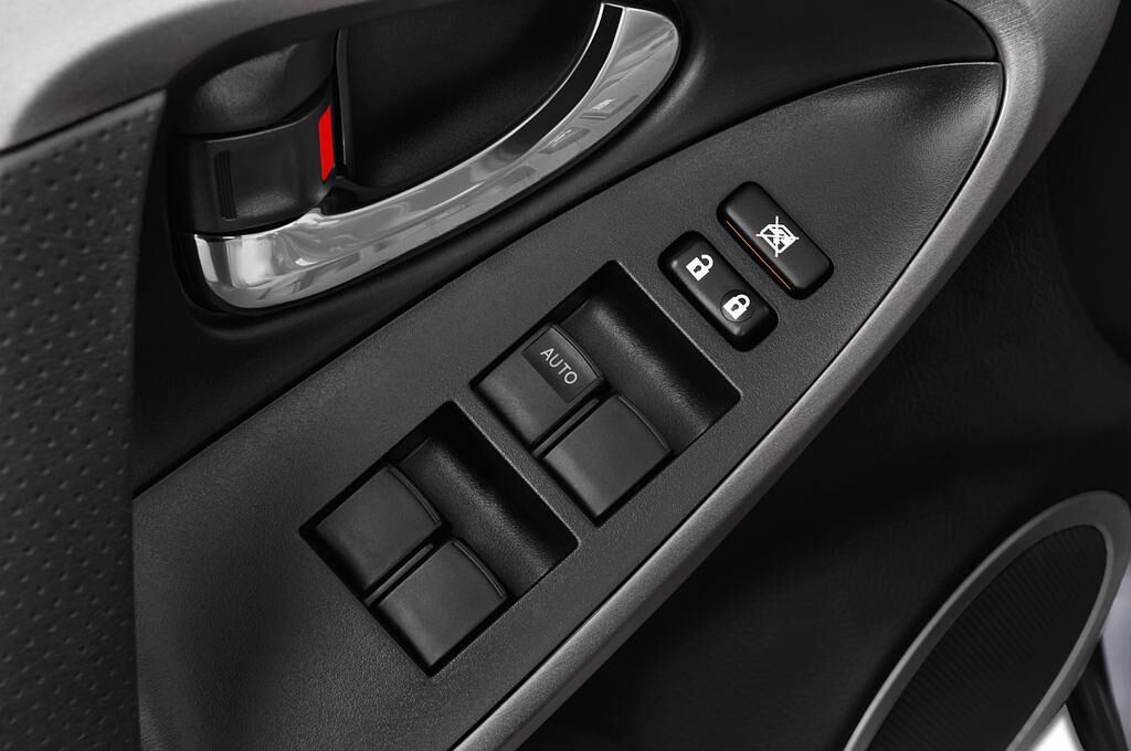 Toyota RAV4 (Baujahr 2012) Life 5 Türen Bedienungselemente Tür