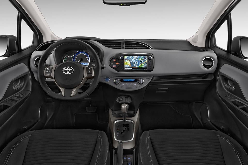 Toyota Yaris Hybride (Baujahr 2014) Comfort 5 Türen Cockpit und Innenraum