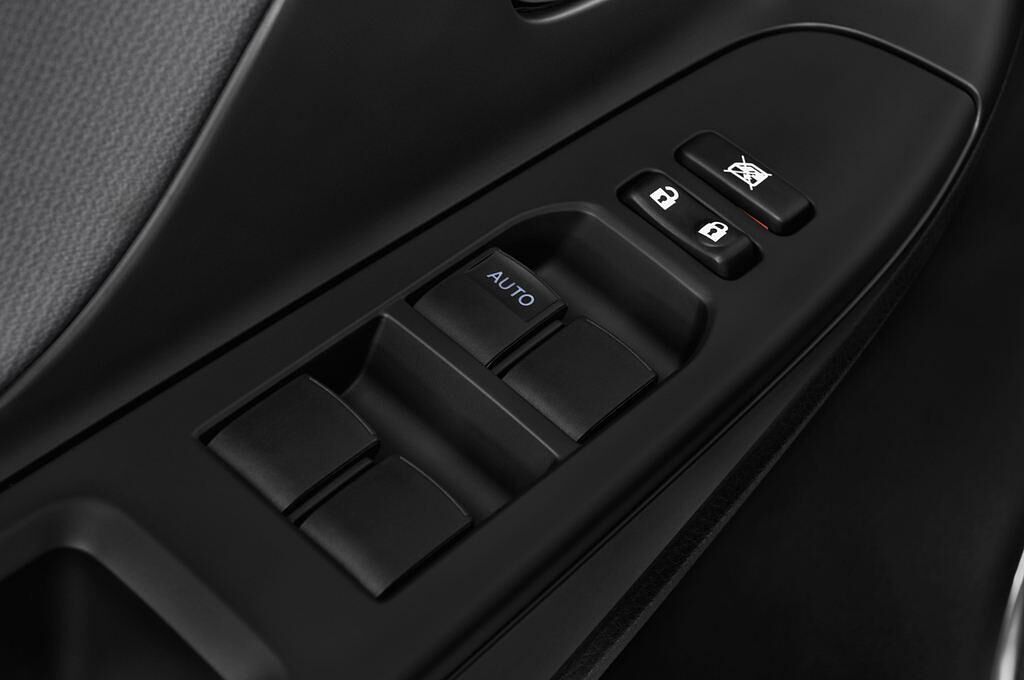 Toyota Yaris Hybride (Baujahr 2014) Comfort 5 Türen Bedienungselemente Tür