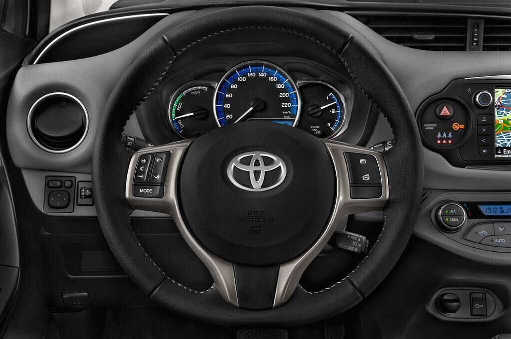 Toyota Yaris Hybride (Baujahr 2014) Comfort 5 Türen Lenkrad