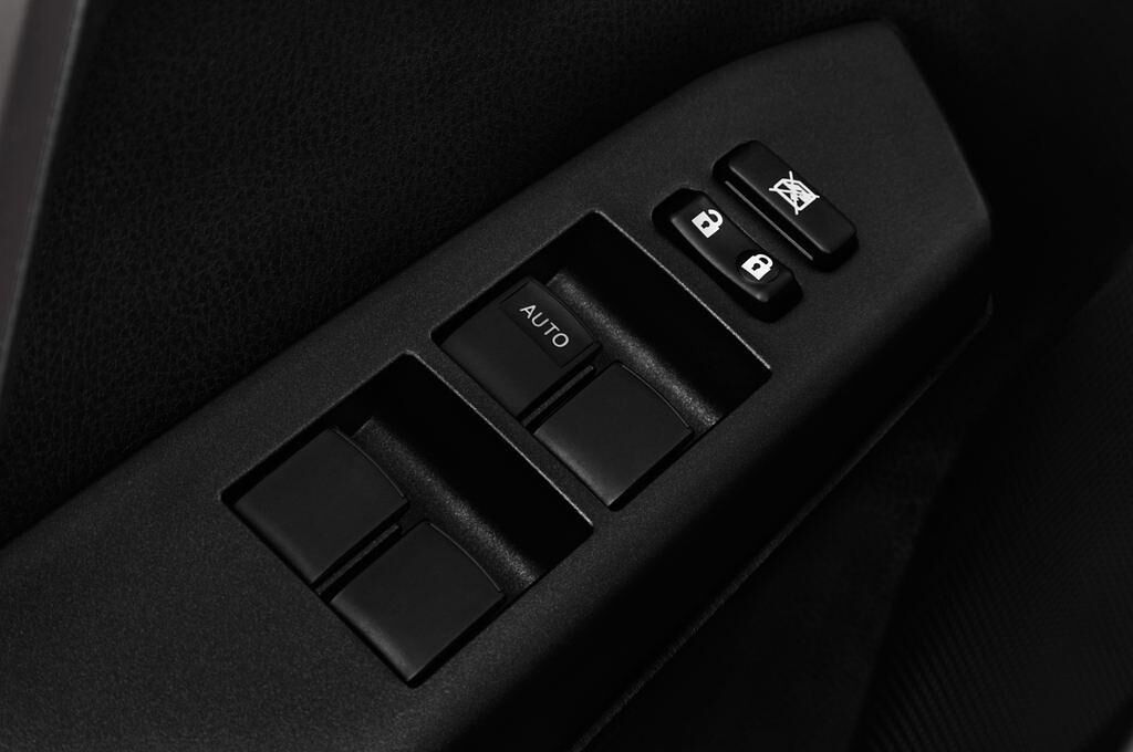 Toyota RAV4 (Baujahr 2016) Executive 5 Türen Bedienungselemente Tür