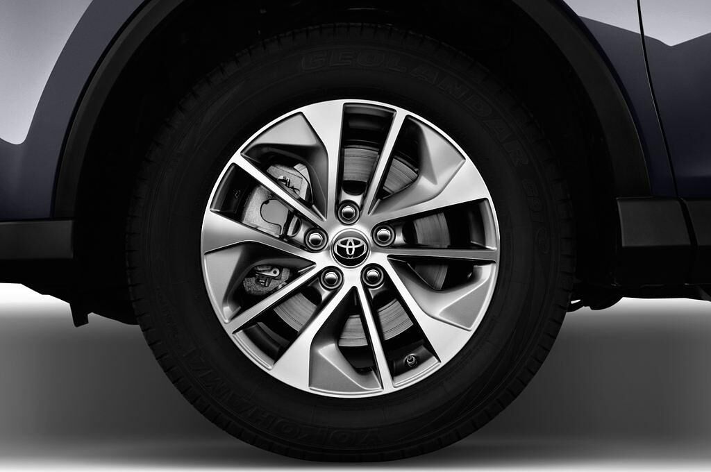 Toyota RAV4 (Baujahr 2016) Executive 5 Türen Reifen und Felge